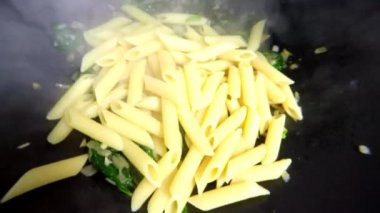 taze ıspanak noddles Çinli bir wok içinde karıştırma,