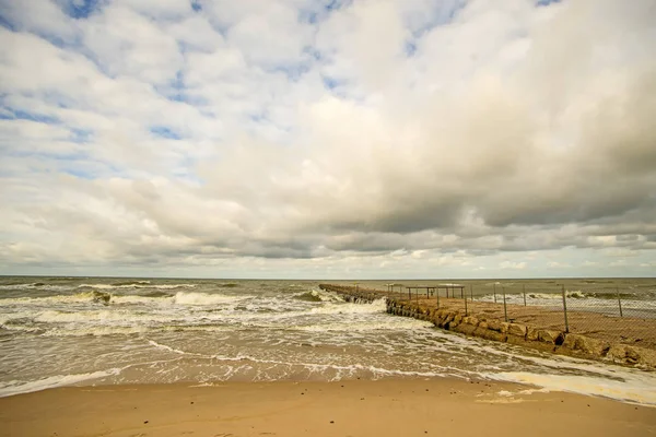 Playa del Mar Báltico con cielo azul y nubes — Foto de Stock