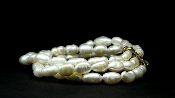 ターン テーブルの上の真珠のブレスレット — ストック動画