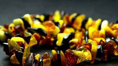 Amber kolye üzerinde tablo açın