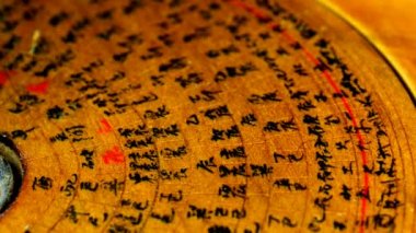Antik Çin Feng Shui pusulası üzerinde tablo açın