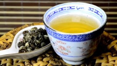 bir Çin kase ve kaşık bir dönüş tablo üzerinde kurutulmuş Barutun Yasemin çayı