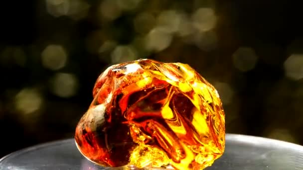 Ambre au soleil sur une table tournante 