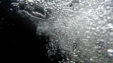 Küçük bir şelale bir kamera ile dalış