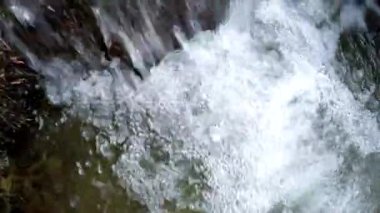 Küçük bir şelale bir kamera ile dalış