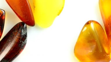 Amber, küçük parçalar sehpanın üzerinde.