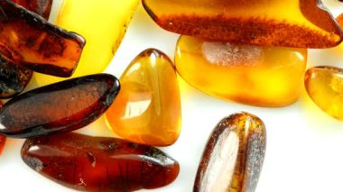 Amber, küçük parçalar sehpanın üzerinde.