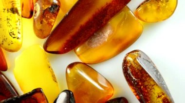 Amber, küçük parçalar sehpanın üzerinde.