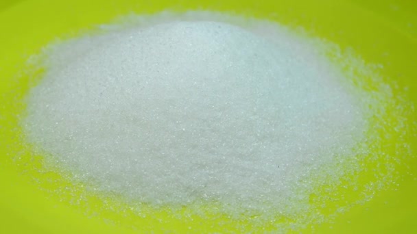 ロータリーテーブルの上の白い砂糖 — ストック動画