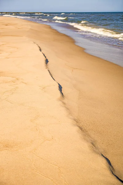 Playa solitaria del mar Báltico con cielo azul y dunas — Foto de Stock