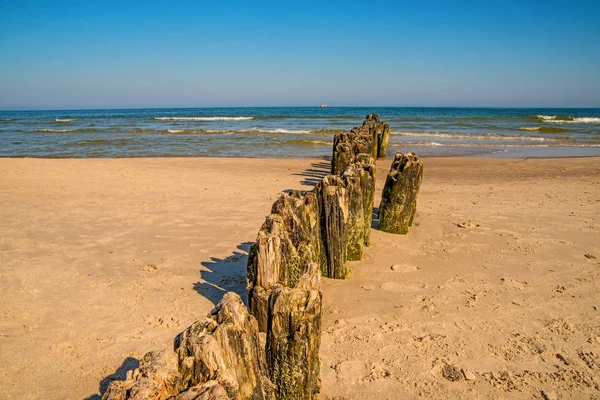 Old groins in the Baltic Sea with blue sky — Stock Photo, Image