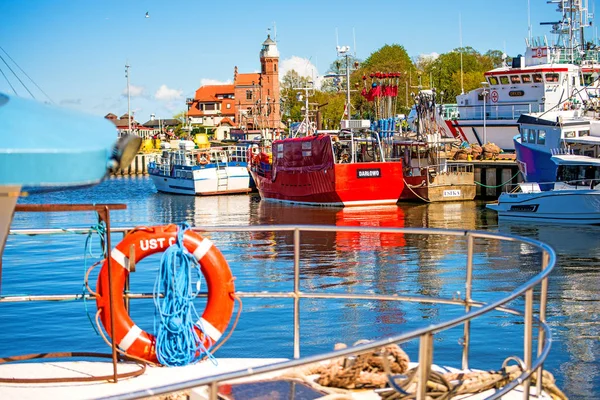 Wędkowanie w Polsce z stara latarnia morska, port Ustka — Zdjęcie stockowe