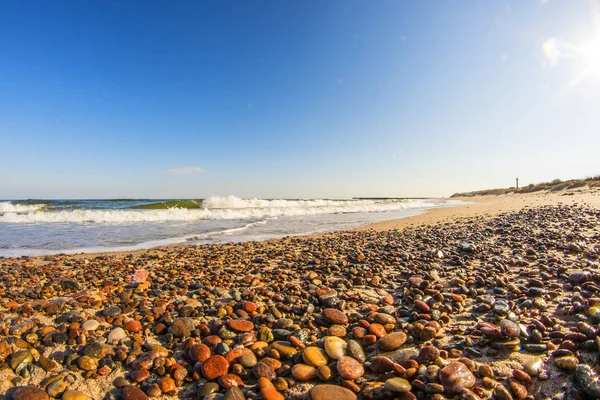 Playa solitaria del mar Báltico con guijarros, surf y cielo azul — Foto de Stock