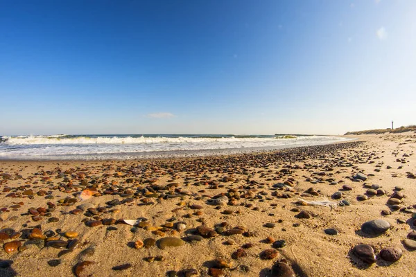 Самотній пляж Балтійського моря з галькою і синім небом — стокове фото