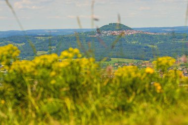 Kelt mezar tepesinin panoramik manzarası Almanya 'daki ünlü Hohenstaufen Tepesi Burren' e