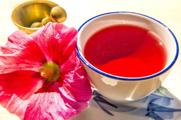 Thé de mauve, tasse avec fleur de mauve et mortier — Photo