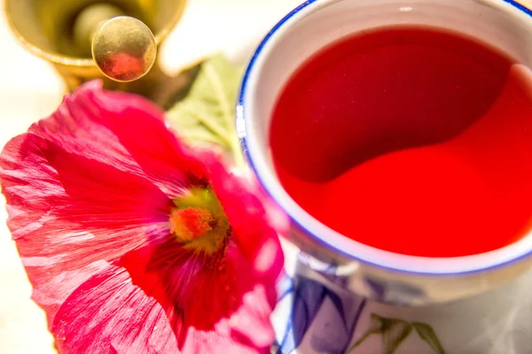 Thé de mauve, tasse avec fleur de mauve et mortier — Photo