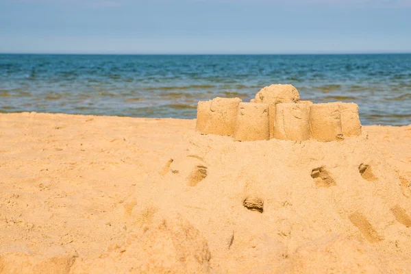 Castelo de areia em uma praia do Mar Báltico na Polônia — Fotografia de Stock