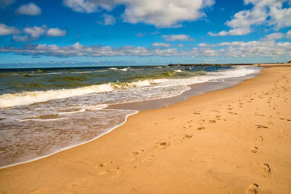 Playa del Mar Báltico con cielo azul y nubes Imagen De Stock
