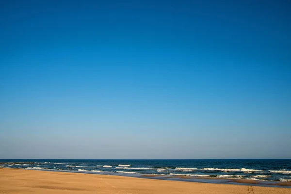 Самотній пляж Балтійського моря в Польщі з синім небом — стокове фото
