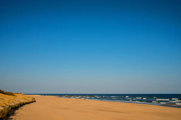 Μοναχική παραλία της Βαλτικής θάλασσας στην Πολωνία με γαλάζιο ουρανό — Φωτογραφία Αρχείου