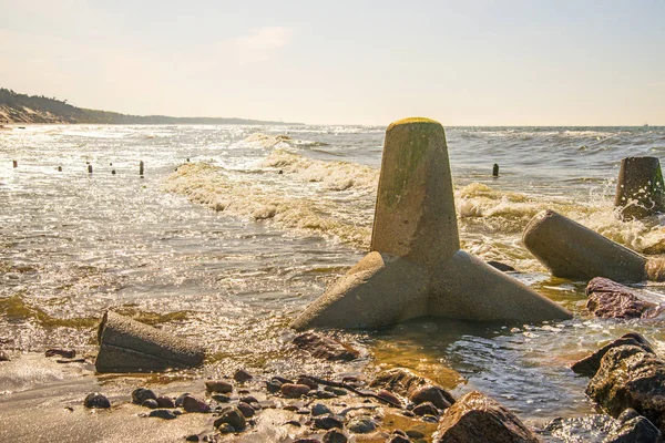 Ostsee in Polen mit Wellenbrecher — Stockfoto
