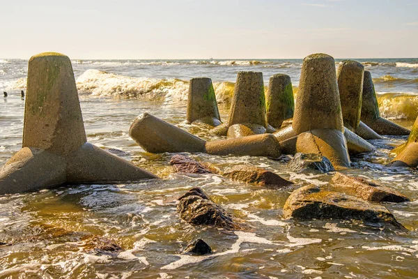 Ostsee mit Wellenbrecher — Stockfoto