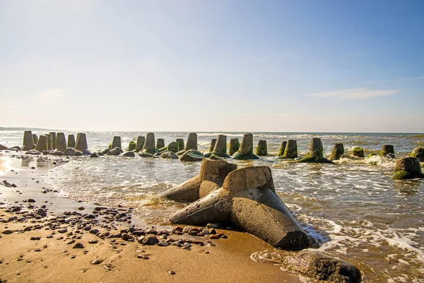Ostsee mit Wellenbrecher — Stockfoto