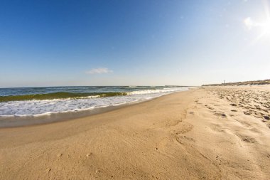 mavi gökyüzü ve sörf ile Baltık Denizi yalnız plaj