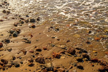 çakıl taşları üzerinde Balti deniz, sörf
