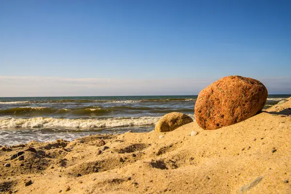 Playa del mar Báltico en Polonia con rocas y guijarros — Foto de Stock