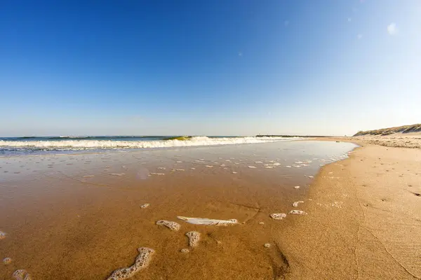 Playa solitaria del mar Báltico con cielo azul y surf — Foto de Stock