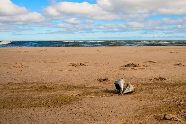 Lata de refresco en una playa del mar Báltico en Polonia Imagen De Stock
