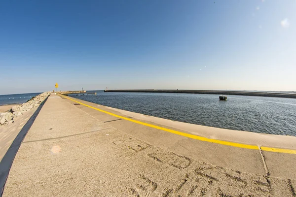 Ustka, Polonia entrada del puerto con lunar — Foto de Stock