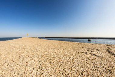 Köstebek Ustka, Polonya, Baltis deniz ve mavi gökyüzü ile duvar