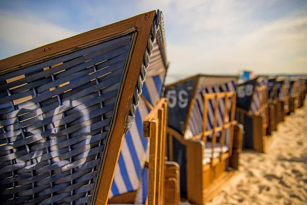 Lengyelországban a Balti-tengeri strand székek — Stock Fotó