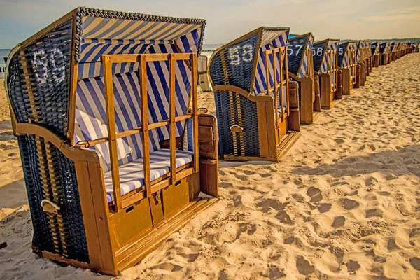 Sillas de playa en el Mar Báltico en Polonia — Foto de Stock