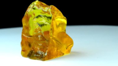 Amber, masada büyük bir parça var.