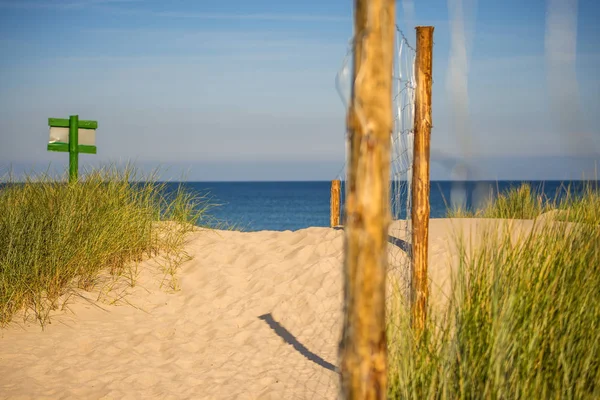Mar Báltico en Polonia, playa con césped de playa y mesa — Foto de Stock