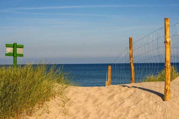 Morze Bałtyckie w Polsce, plaża z trawą plażową i stołem — Zdjęcie stockowe