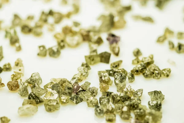 Diamantes, piedras en bruto en un plato — Foto de Stock