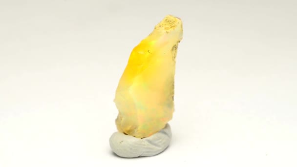 Opal Ακατέργαστη Πέτρα Ένα Περιστρεφόμενο Τραπέζι — Αρχείο Βίντεο
