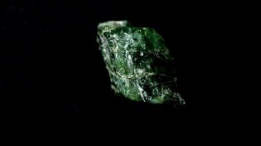 Ham zümrüt bir masada