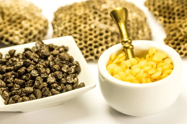 Propolis en bijenwas, close-up van de bijenproducten — Stockfoto