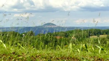 Almanya 'daki Hohenstaufen tepesinin panoramik manzarası, İmparator Barbarossa' nın kale tepesi.