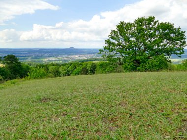 Kelt mezar tepesinin panoramik manzarası Almanya 'daki ünlü Hohenstaufen Tepesi Burren' e