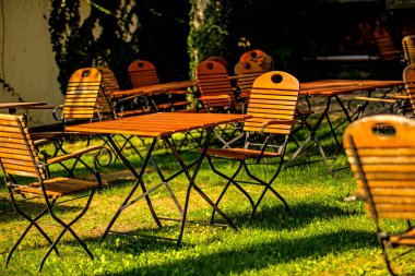Bir bahçe restoranında boş sandalye ve masalar.