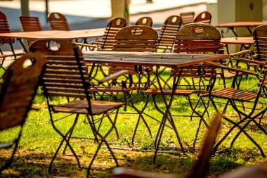 Bir bahçe restoranında boş sandalye ve masalar.