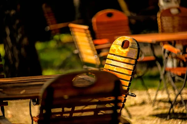 Lege Stoelen Bureaus Van Een Restaurant Tuin — Stockfoto