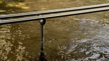 Almanya 'da Tuna Nehri kıyısında diz üstü su yürüme tesisi